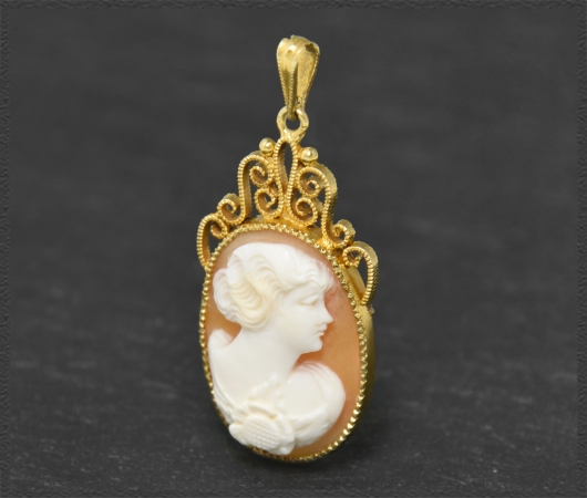 Anhänger Gold mit Gemme, Jugendstil um 1900